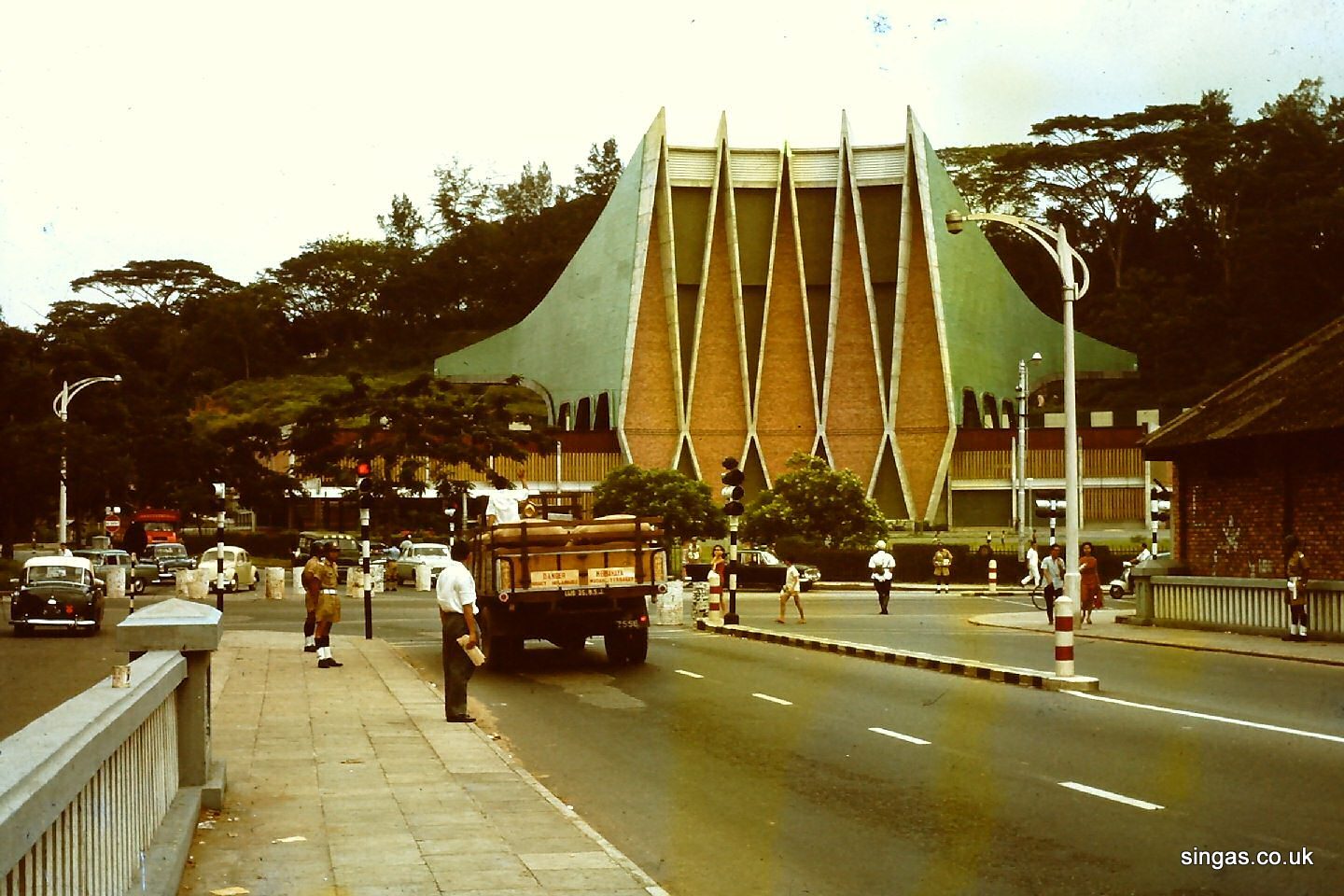  - 1966-b_(18_sing_nat_theatre