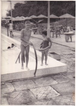 The swimming pool at Changi
Keywords: Edward Ferguson;Changi