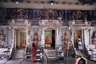 Sri Veeramakaliamman Temple
Sri Veeramakaliamman Temple (an Indian Hindu temple dedicated to the Goddess of Power, Kali, the consort of Shiva).  Situated on Serangoon Road, off the Bukit Timah Road.
Keywords: Sri Veeramakaliamman;Temple;Serangoon Road;Bukit Timah Road