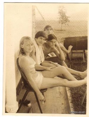 Kathy Maiden, Brian, Marty and John. Dover Rd pool 1966
Kathy Maiden, Brian, Marty and John. Dover Rd pool 1966
Keywords: Laurie Bane;Kathy Maiden;Dover Rd;pool;1966