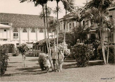 This is the "rest house" where we stayed in Malacca. 1971
Keywords: Lucy Childs;Malacca;1971