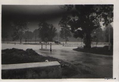 Flooding on Bukit Timah Road junction Holland Road 1960
Keywords: Neil McCart;1960;Holland Road;Bukit Timah Road;Flooding
