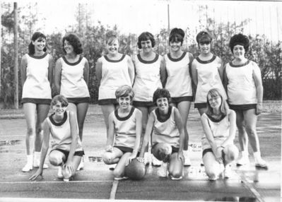 Jurafs Netball Team
Jurafs wives and daughters netball team. Standing on the far right is Mrs Biddle, standing 2nd from the left is her daughter. Kneeling far left is Anne Steel, and on the far right Anne Bush.
Keywords: Netball;RAF Jurong;Mrs Biddle;Anne Steel;Anne Bush