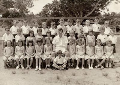RN Junior School
Thanks to Jock Laidlaw for this photo.  Jock said that "I think the teacher was Mr. Fagg. I am at the extreme right of the back row. In the middle, and clearly more interested in the girl beside him, is Johnnie Inverdale, now to be seen presenting sport on the BBC. - Names I remember, but canâ€™t necessarily place include: Philip Messom; David Crane; Philip Pound; John England; Hugh Gilbert; the wee guy in the front was a Barrington I think and his father taught at the school."
Keywords: RN School;Jock Laidlaw;Mr. Fagg;Johnnie Inverdale;Philip Messom;David Crane;Philip Pound;John England;Hugh Gilbert