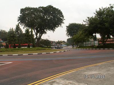 SG Circus from Chartwell Drive.
Kensington Park Road is on the opposite side of the Circus.
Keywords: Serangoon Gardens;2006;Chartwell Drive