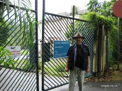 Tony Taucher at the gates of Kinloss House 2007
Keywords: Kinloss House;2007;Tony Taucher