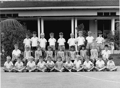 Tengah Primary School 1968
Many thanks to Mark Kieft for this school photo.  Mark is 2nd left on the back row.
Keywords: Tengah Primary School;Mark Kieft;1968