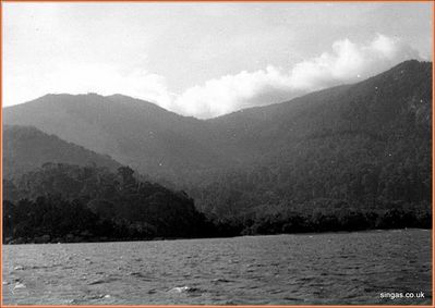 Field Trip to Pulau Tioman â€“ July 1967
Approaching Tioman â€“ the weather doesn't look too good
Keywords: Pulau Tioman;1967;Field Trip