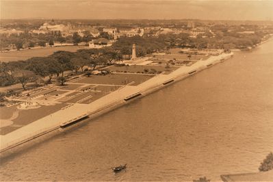 1949 to 1963
Esplanade in 1950.  The Cenotaph is to the upper middle and the memorial to Lim Bo Seng is to the left centre.

