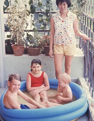 Paddling pool on our balcony at Pacific Mansions. L-R Dave Moffett, Gillian Moffett, Chris Moffett with our Amah Helen
Keywords: Christopher Moffett;David Moffett;Gillian Moffett;Amah;Pacific Mansions;1966