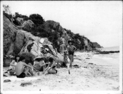 Boat trip to the islands south of Blakang Mati.
Joanne, Peter Edwick, unknown, Eddy, Mike Thursfield (lived on Wessex Estate and later went to Alsager Teacher Training College).
Keywords: Michael Marsden;Peter Edwick;Mike Thursfield;Wessex Estate