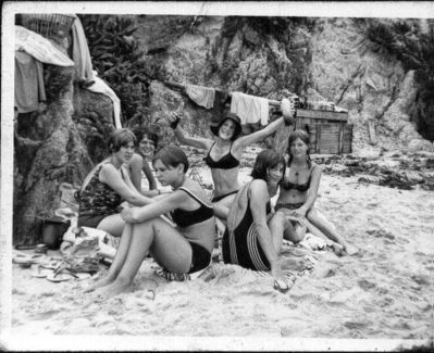 Boat trip to the islands south of Blakang Mati.
First & 3 from left, not recognised, 2nd from left (with short brown hair) is Kathy, Eddy (waving her arms about), Sonia (twisting to face the camera), Jillian Ridley
Keywords: Michael Marsden;Jillian Ridley