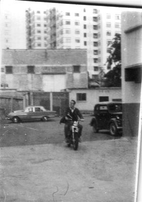 Far East Mansions in background on River Valley Rd
Far East Mansions in background on River Valley Rd
Keywords: Far East Mansions;River Valley Rd;Gordon Thompson