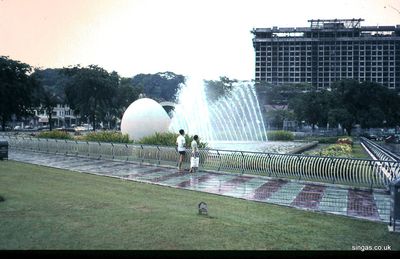 Fountains outside the National Theatre.
1969 Singapore. Fountains outside the National Theatre.
Keywords: National Theatre;1969;Kevin Smith