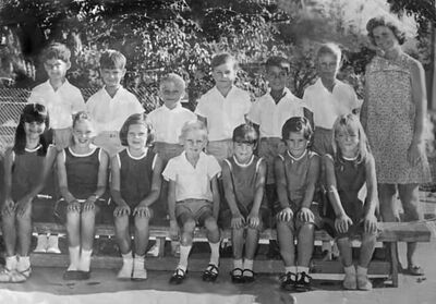 Andrew Cherrington
Back row 2nd from left is Andrew Cherrington. The girl end right of front row was named Sue. This was around the same time as Phil’s photo but Andrew is 2 years older
Keywords: Andrew Cherrington