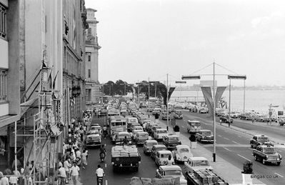 Collyer Quay
Collyer Quay during the evening rush hour. The inevitable VW Beetle and a Mercedes, but in those days nearly all other cars were British.
Keywords: Bill Johnston;Collyer Quay;1967
