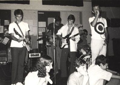 Barbed Wire
Barbed Wire

Playing at an Alex Wednesday Night Youth Club
Keywords: Bob Simons;St. Johns;Barbed Wire;Alexandra;Alex Wednesday Night Youth Club