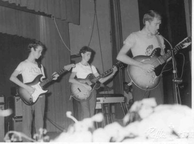 3/4 of Concrete Parachute taken in July 1969
3/4 of Concrete Parachute taken in July 1969.  L to R - Pete Kirkman (lead) Rich Entwistle (rythmn) and Mike Rendle (bass and vocals)  Steve Keating (drums) missing from photo.
Keywords: Mike Rendle;St. Johns;1969;Concrete Parachute;Pete Kirkman;Rich Entwistle;Steve Keating