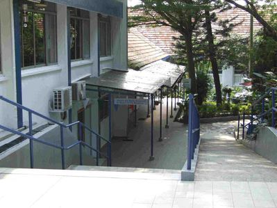 Bourne School 2006
View looking down from the top, I think the building on the left was put up post Bourne era
Keywords: Bourne School;2006;Dave Papworth