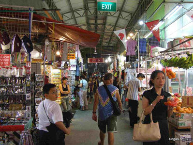 Inside Bugis Street Market at night
Inside Bugis Street Market at night
Keywords: Bugis Street Market;2006