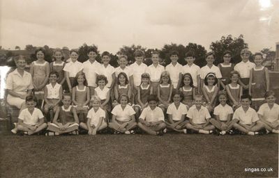 Alexandra Juniors 1967 - Mrs Evans Class.
My thanks to Kim Flower for this photo.
Keywords: Alexander Junior School;Kim Flower;1967;Mrs Evans