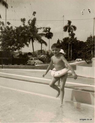 D jumping in Kranji pool.
Keywords: Lucy Childs;Kranji pool