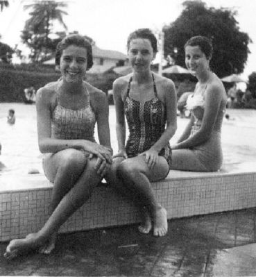 Changi Officers pool
left = Denise Walker - Middle = Maureen ? - ???????? at Changi Officers pool
Keywords: RAF Changi;Denise Walker;Officers pool