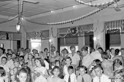 Xmas party in Johore Bahru at the Government Guest House, 1959
Keywords: 1959;Xmas party;Johore Bahru;Government Guest House