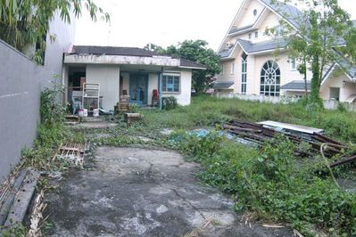 70 Hua Guan Avenue
This is the bungalow in September 2003.
A new house now stands on this site.
Keywords: Hua Guan Avenue;2003;Tom OBrien