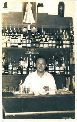A young Mr. Foo behind the bar counter
A young Mr. Foo behind the bar counter
Keywords: Halfway House;Restaurant;Mr Foo
