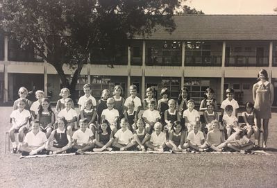 Wessex Junior School
Isabelle Crean, back row in the middle.
Keywords: Wessex Junior School;Isabelle Crean