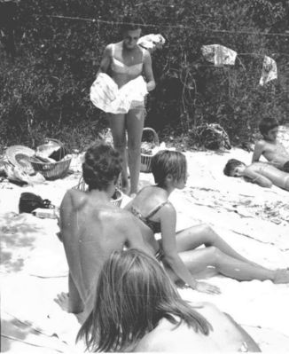 Island Boat Trip 1968
Front to Back - Gill Morris, Bob Simons, Mel Morris, Laura Love, Pauline Morris, Paul Webb.
Keywords: Gill Morris;Bob Simons;Mel Morris;Laura Love;Pauline Morris;Paul Webb;Pulau Brani;1968;St. Johns