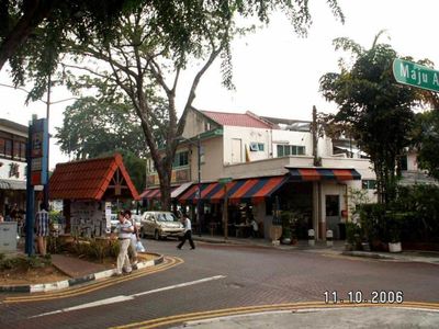 Junction of Maju and Farleigh
Keywords: Serangoon Gardens;2006