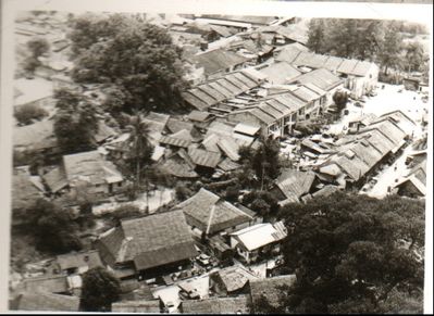 Kampong
This kampong was situated next to Far East Mansions and this photo was taken from one of
the upper flats.
Keywords: Far East Mansions;Kampong