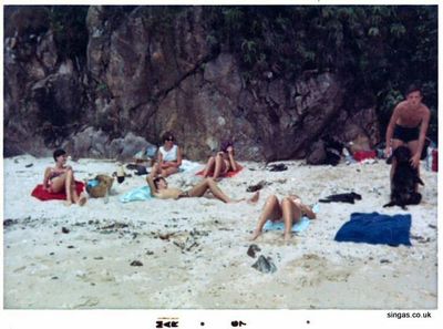 Sally Green, Lindsay Hurst, Jan Barsanti, Bruce Culmsee with Jedda the Lab. Pulau Tekukor
