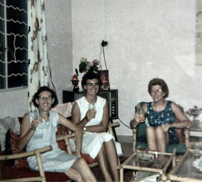 Mum And Friends
Mum And Friends

Left to right â€“ Agnes Blyth is in the middle. Just look at that TV.
Keywords: Agnes Blyth