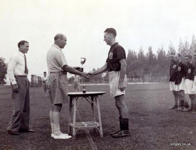 HMS Ceylon RM's Captain Neil Campbell
HMS Ceylon RM's Captain Neil Campbell accepts the Trophy, Singapore 1953
Keywords: Thomas Crosbie;HMS Ceylon RM&#039;Neil Campbell;1953;Trophy