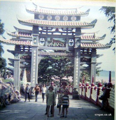 Tiger Balm Gardens
The Youngs at the Tiger Balm Gardens
Keywords: Alastair Young;Ann Young;Tiger Balm Gardens