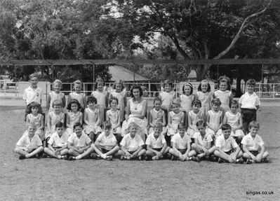 RN Junior School 17-12-64
17-12-64, Susan Dodds middle row 5th left, middle row 3rd left Sue thinks is Felicity.
Keywords: RN School;1964;Susan Dodds