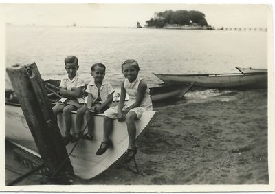 Beach in Singapore
Keywords: Ian Mackins