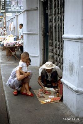 fortune-teller
For a lot of people the day started with a fortune-teller
Keywords: Frank Clewes;fortune-teller