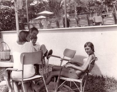 Kerry ?, Karen, Jackie - Dockyard Pool
Keywords: Dockyard Pool;Bourne