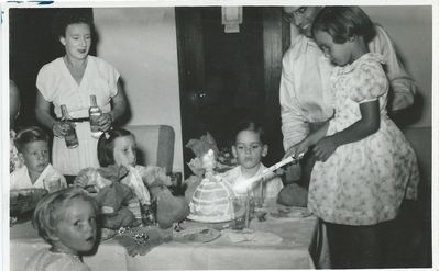 Friends Party
Mother behind me at a friends party
Keywords: Ian Mackins