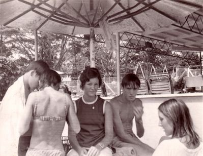 Karen, Brenda, Steve Rice, Jackie Kerslake - Dockyard Pool
Keywords: Steve Rice;Jackie Kerslake;Dockyard Pool;Bourne