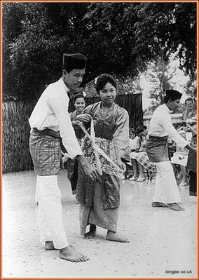 Traditional Malay dancing
Keywords: Traditional Malay dancing