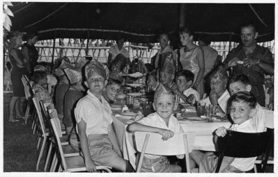 Xmas party
Xmas party, I am in middle two brothers, to my right and my dad with camera at back, do not remember any of the others.
Keywords: Peter Todd