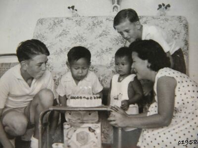 Worthing Road, Serangoon Gardens
Anyone recognize these two British young men? c1958
