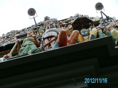 Under the entrance of Sri Marimann Temple - Chinatown - 2012
