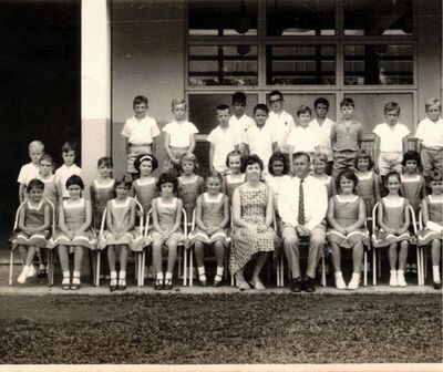 My brother Donny Payne outside in a class photo.  Heâ€™s standing directly behind the female teacher not too long after we arrived so probably late 62/early 63,
Keywords: Donny Payne;1962;Pasir Panjang;junior school