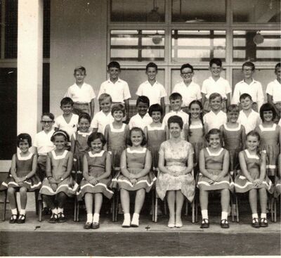 My brother Donny Payne outside in a class photo.  Heâ€™s the boy with the exceedingly good tan.
Keywords: Donny Payne;Pasir Panjang;junior school